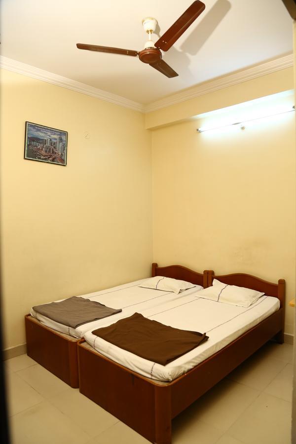 Sri Sai Krishna Deluxe Lodge Hyderabad Exterior foto